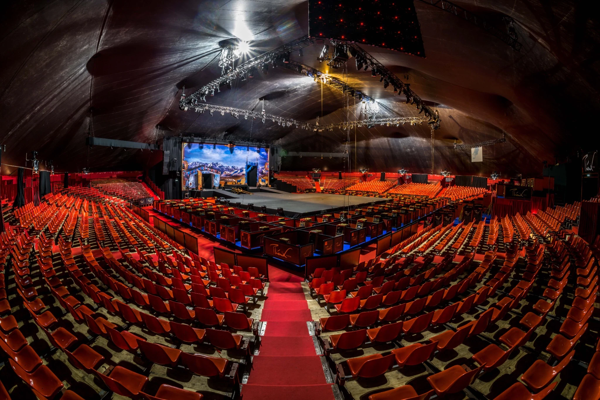 Vue intérieure du chapiteau du Cirque Phénix