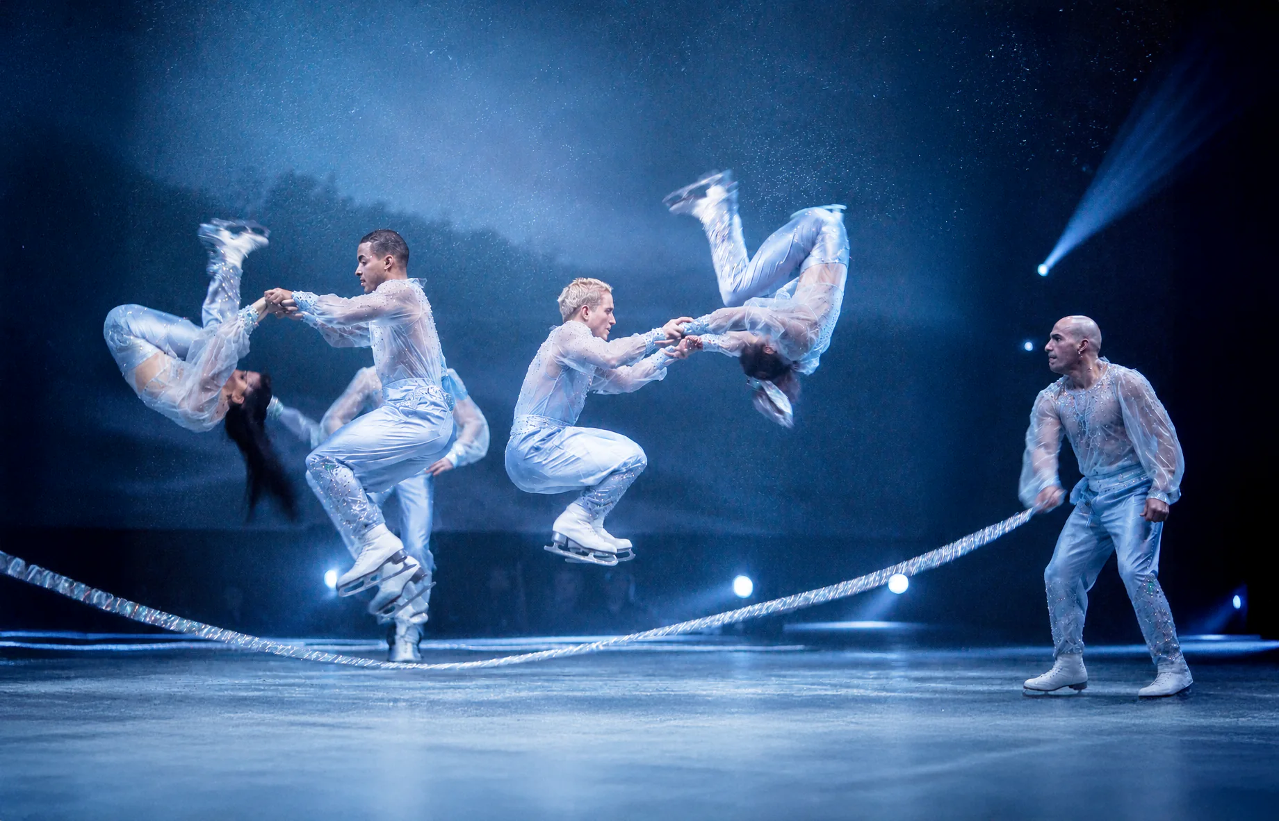 Artistes sur glace et acrobates aériens du Cirque Phénix
