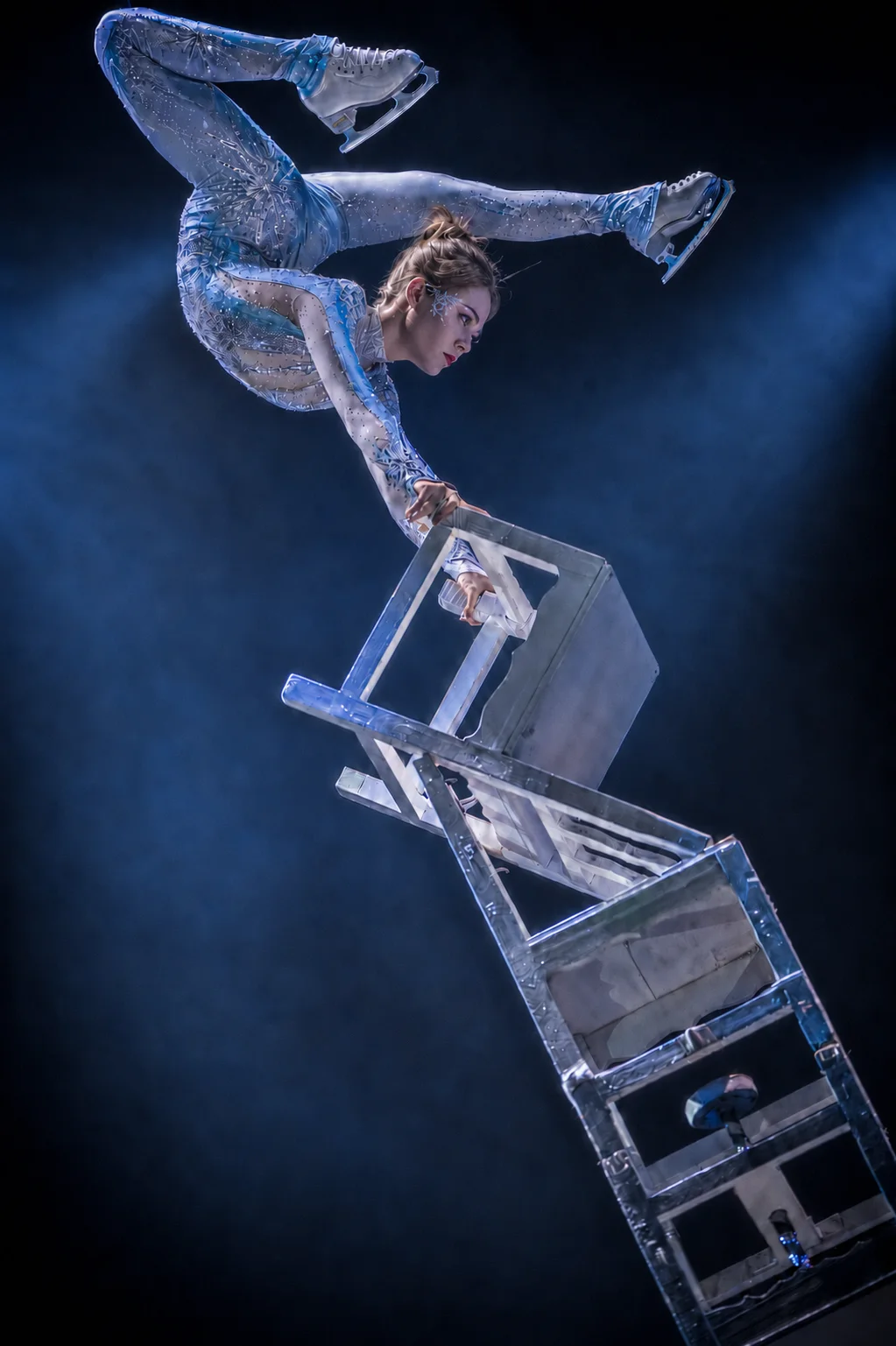 Équilibre sur une pyramide de chaises — Les Étoiles du Cirque On Ice