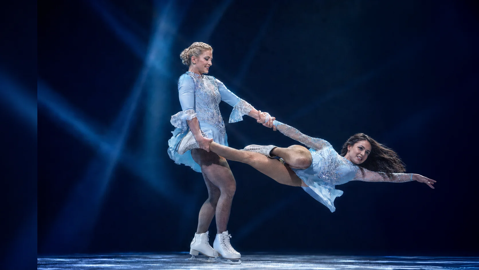 Duo de patinage acrobatique — Les Étoiles du Cirque On Ice
