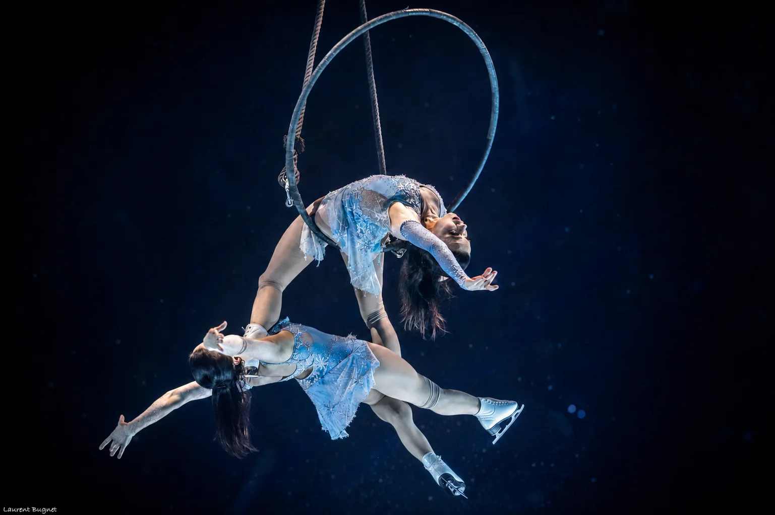 Duo au cerceau aérien — Les Étoiles du Cirque On Ice