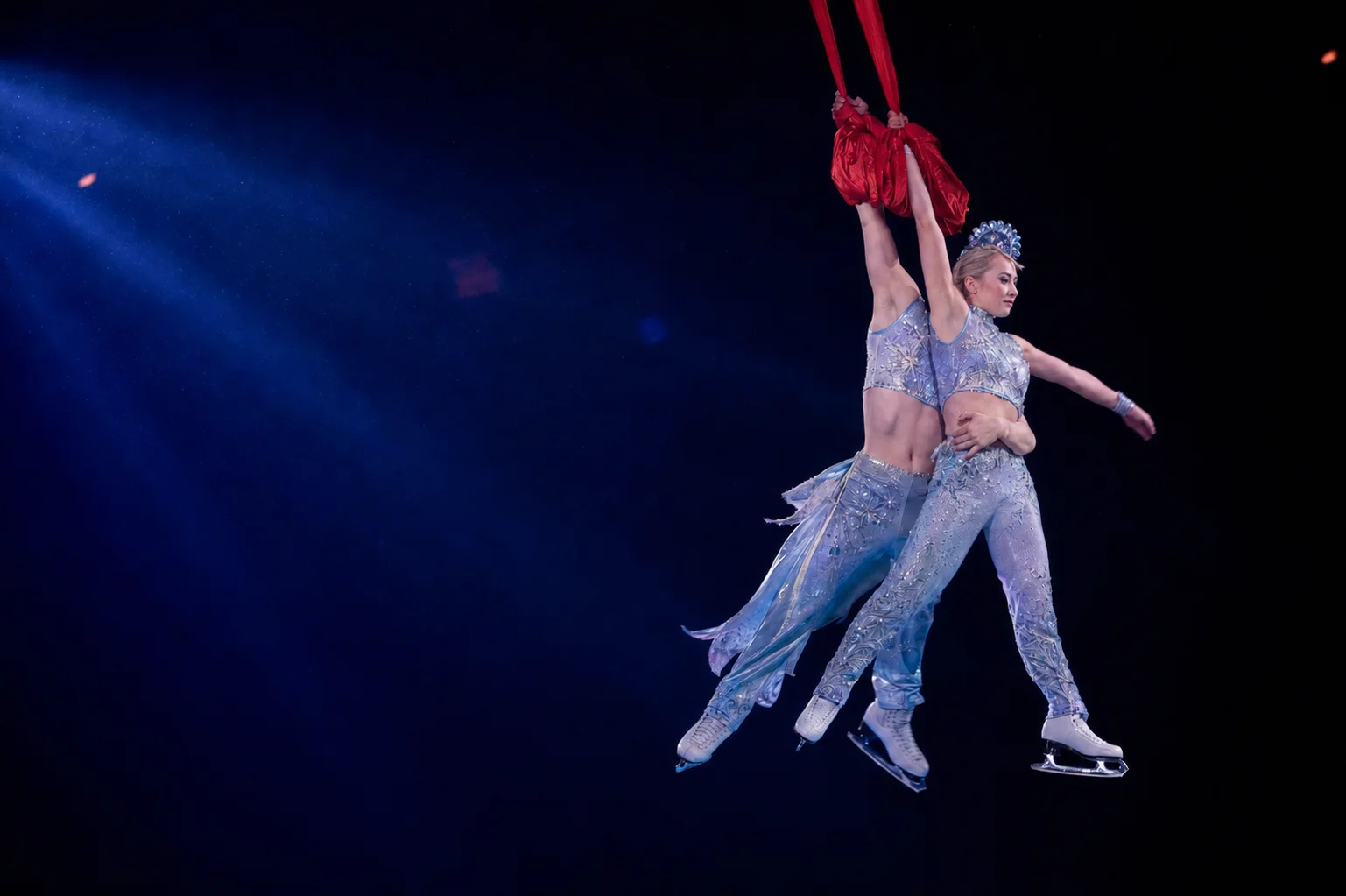 Duo aux tissus rouges — Les Étoiles du Cirque On Ice