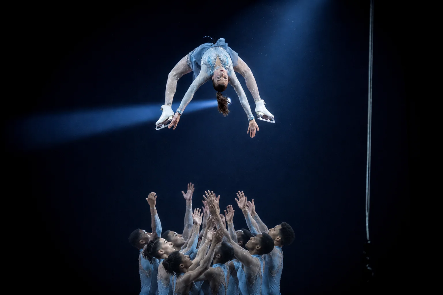 Saut acrobatique collectif — Les Étoiles du Cirque On Ice
