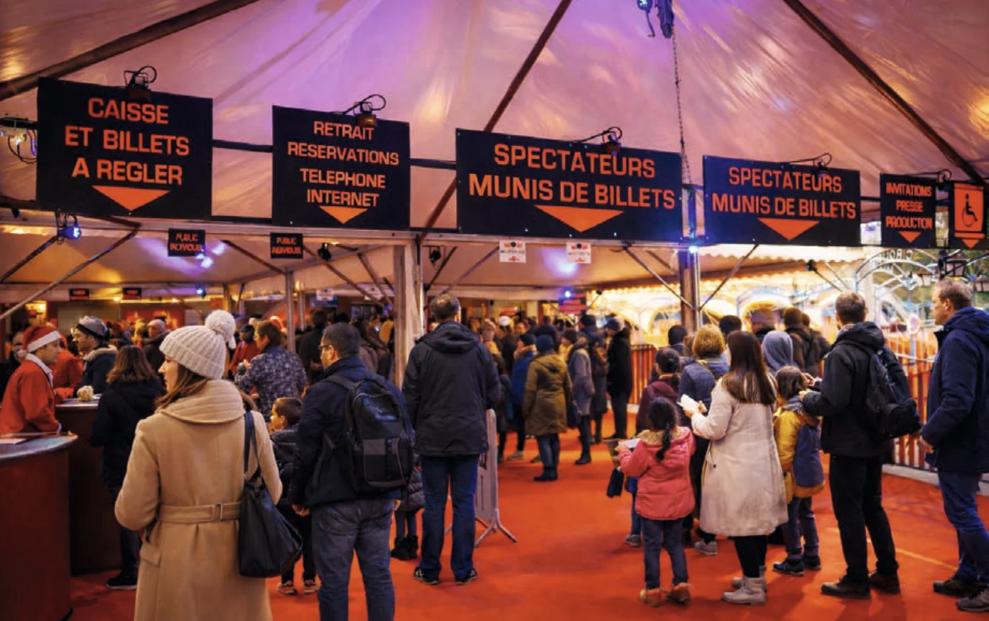 File d’attente et orientation des visiteurs à l’entrée du Cirque Phénix