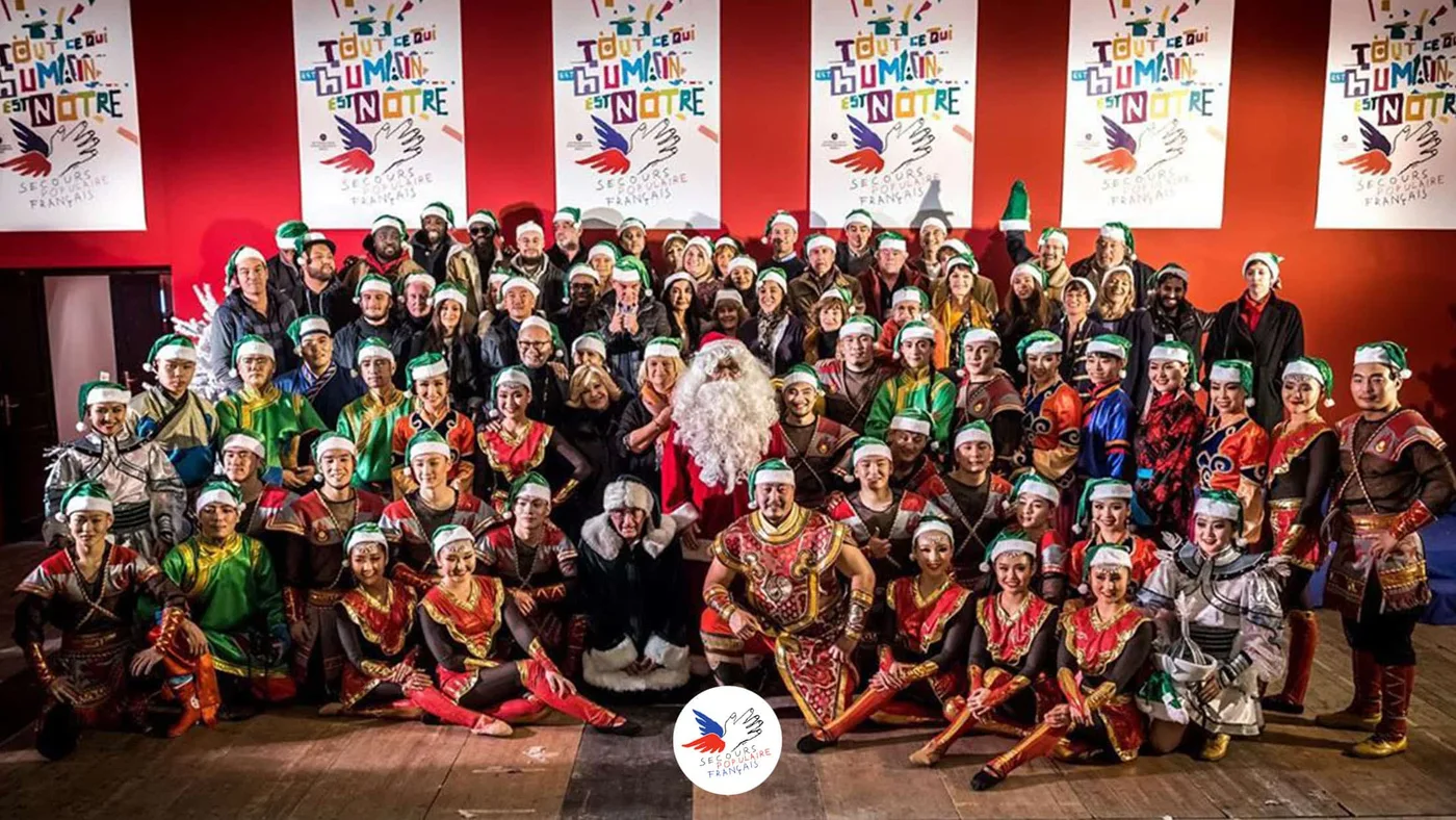 Le rassemblement des Pères Noël verts au Cirque Phénix